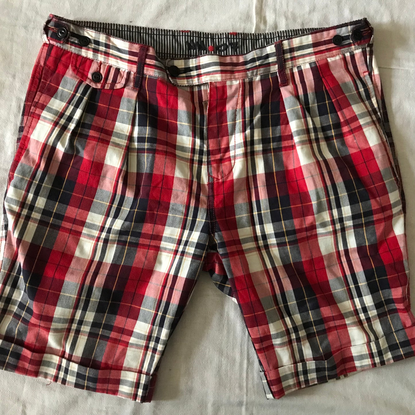 NO NATIONALITY NN-07 MEN'S ITALIAN COTTON SHORTS PLAID RED-WHITE SIZE 36-38