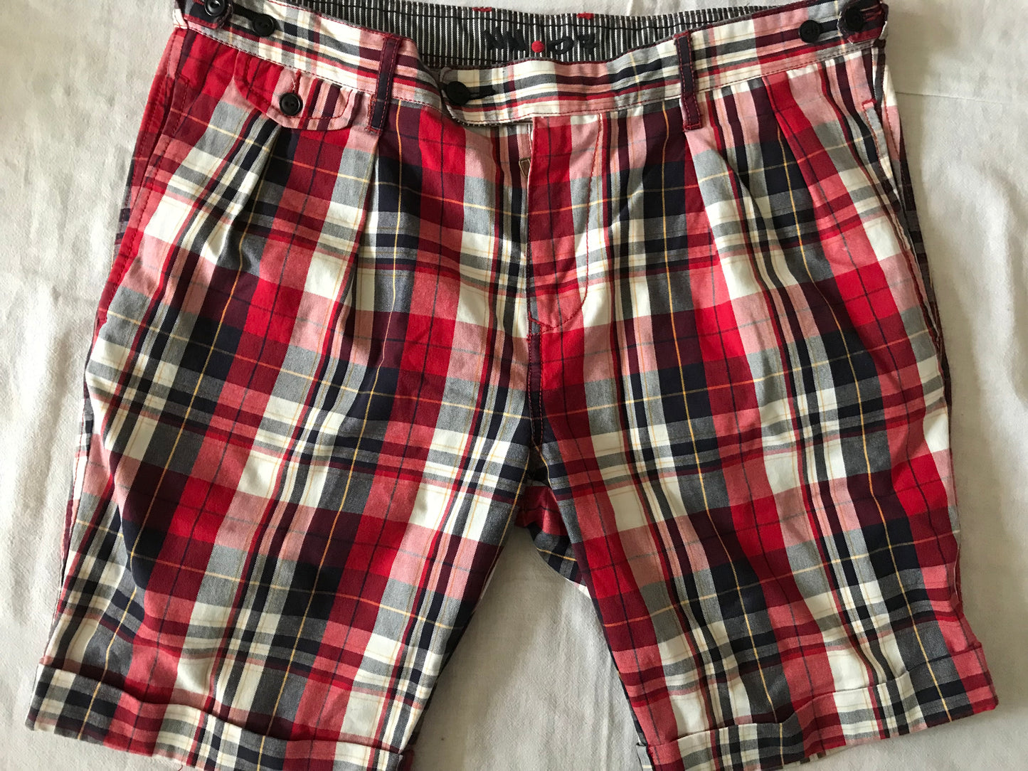 NO NATIONALITY NN-07 MEN'S ITALIAN COTTON SHORTS PLAID RED-WHITE SIZE 36-38