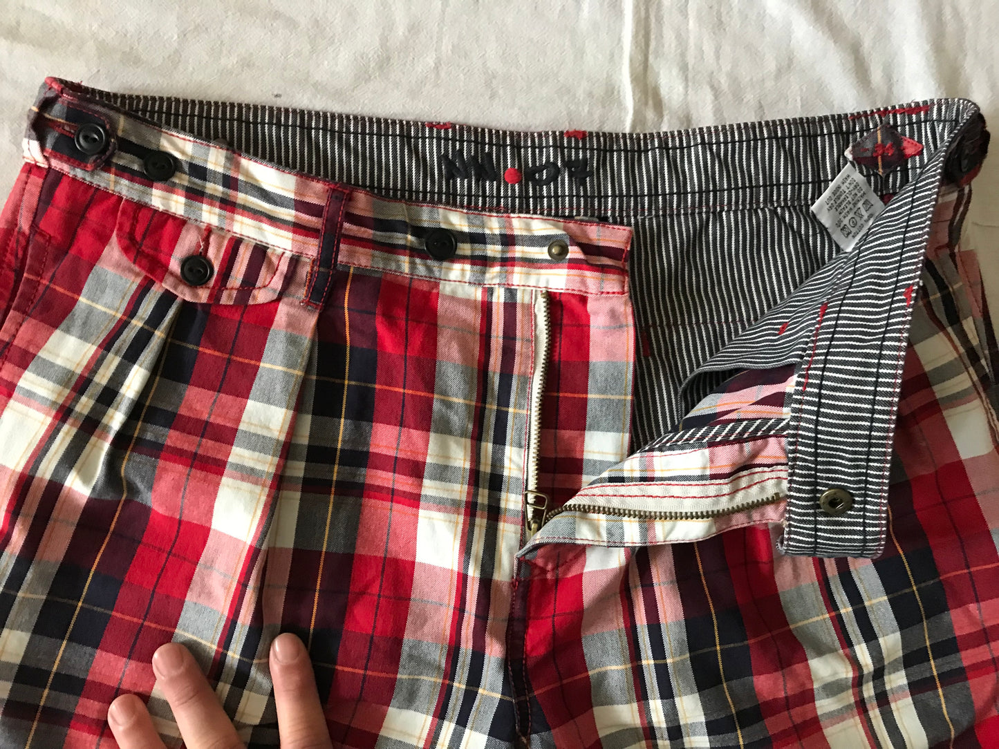 NO NATIONALITY NN-07 MEN'S ITALIAN COTTON SHORTS PLAID RED-WHITE SIZE 36-38