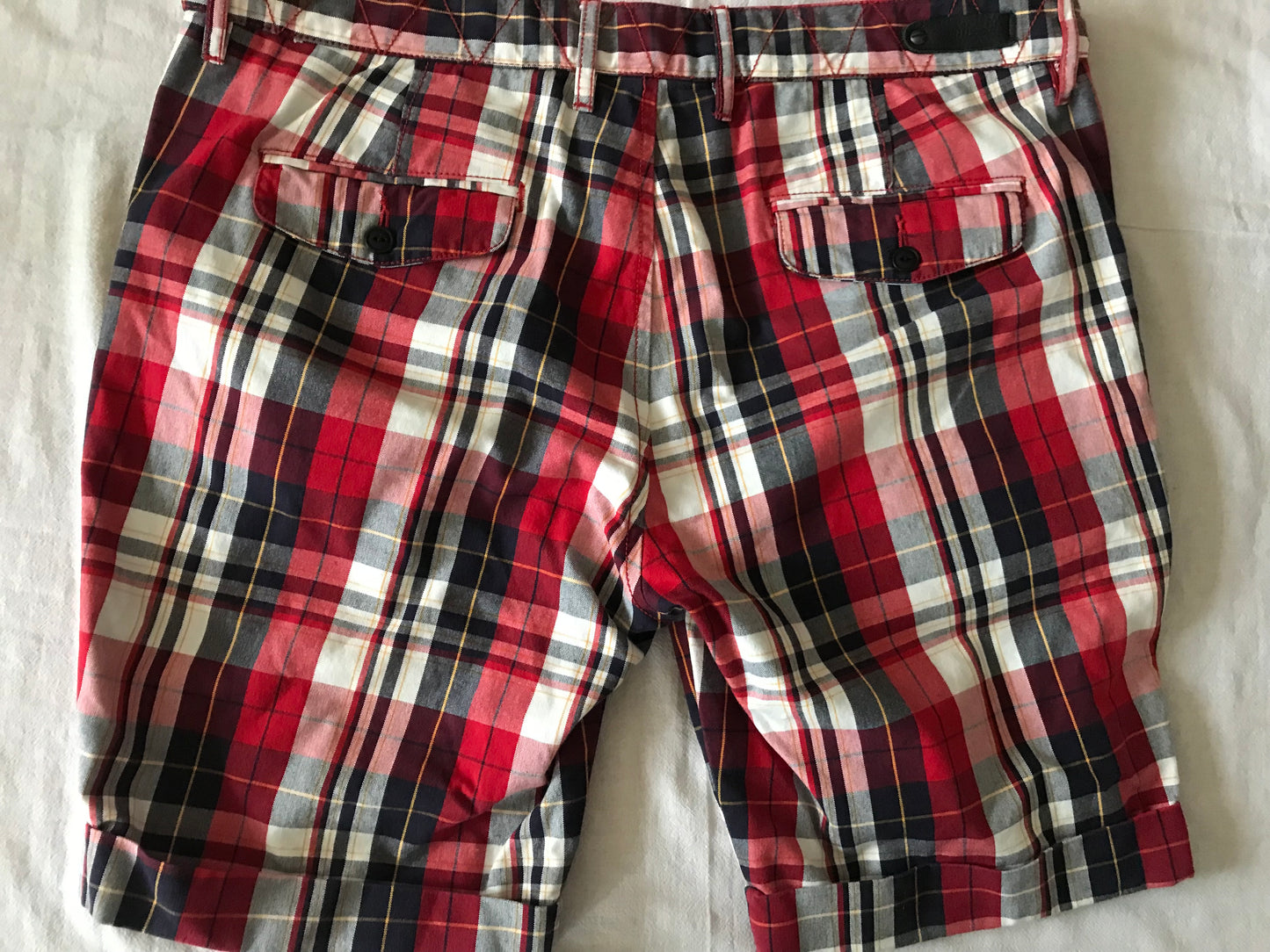 NO NATIONALITY NN-07 MEN'S ITALIAN COTTON SHORTS PLAID RED-WHITE SIZE 36-38